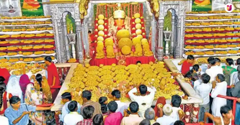 devotees at moti dungdi temple